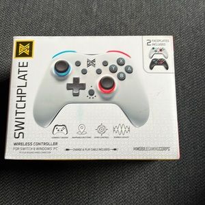 Switchplate Wireless Gaming Controller for Nintendo Switch - White/Black.